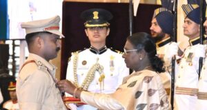 वित्त मंत्री श्री ओपी चौधरी ने शौर्य चक्र से सम्मानित छत्तीसगढ़ पुलिस के जांबाज अधिकारियों को दी बधाई